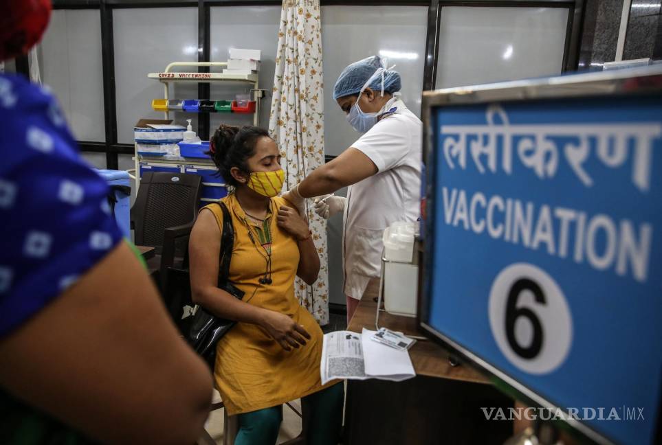 $!Una mujer recibe una inyección de la vacuna contra COVID-19 durante una campaña especial de vacunación masiva para mujeres, en Mumbai, India.. EFE/EPA/Divyakant Solanki