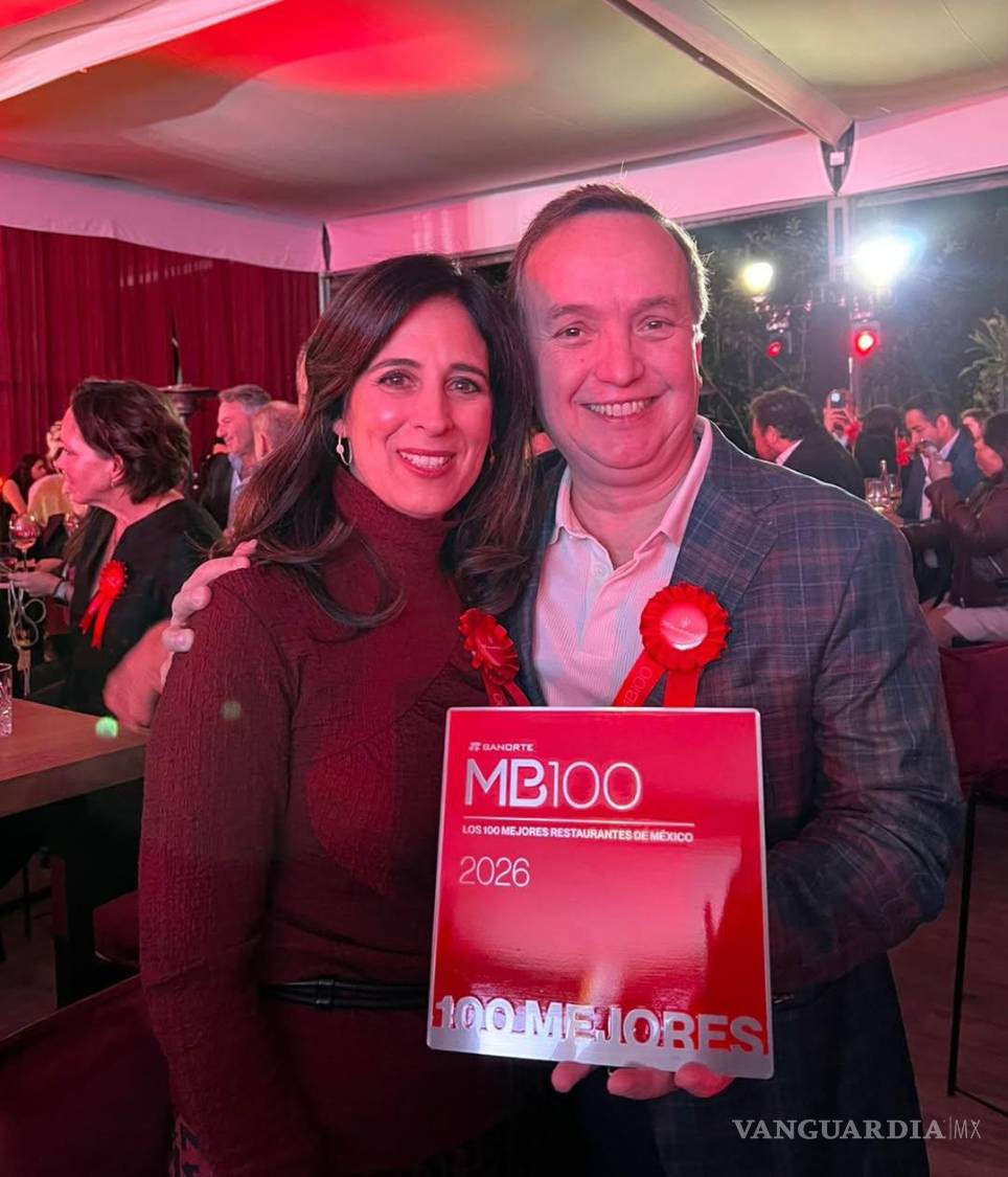 $!El chef Juan Ramón Cárdenas recibiendo el reconocimiento junto a su esposa Beatriz Garza.