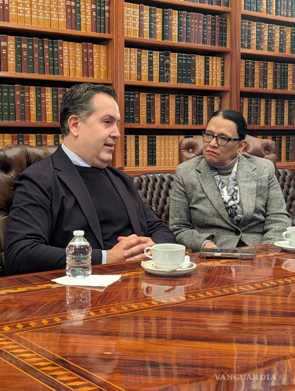 $!Armando Castilla junto a Rosa Icela Rodríguez, Secretaria de Gobernación, compartiendo los diferentes hechos documentados en los últimos 10 años.