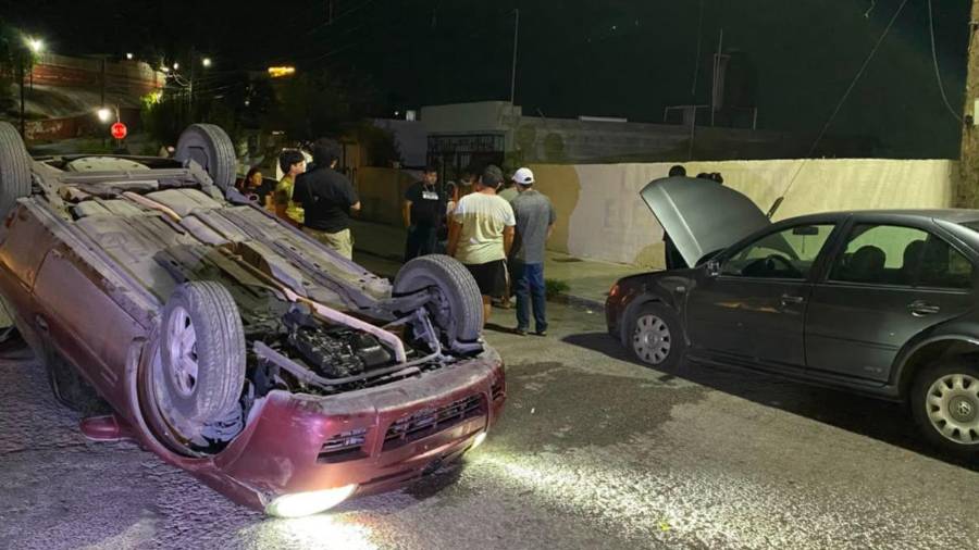 El Chevrolet Chevy Pop terminó con las cuatro llantas hacia arriba tras impactarse contra un automóvil estacionado en la colonia Santa Anita.