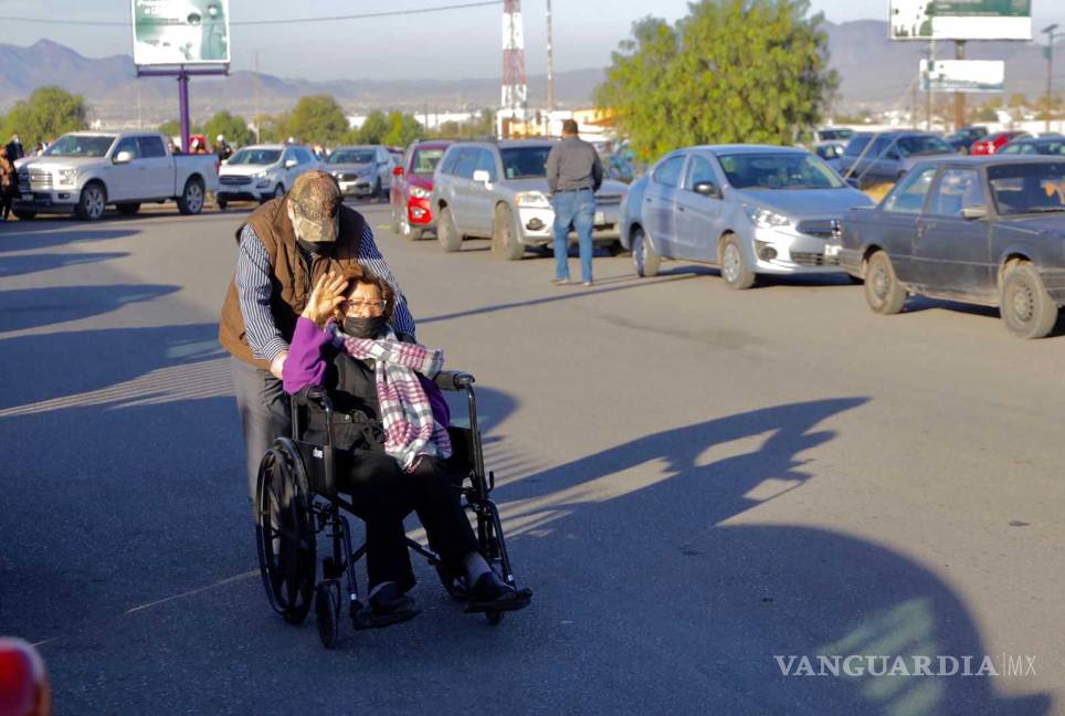 $!Abarrotan módulo de vacunación del ISSSTE en Saltillo; pide Bienestar acudir a otros puntos