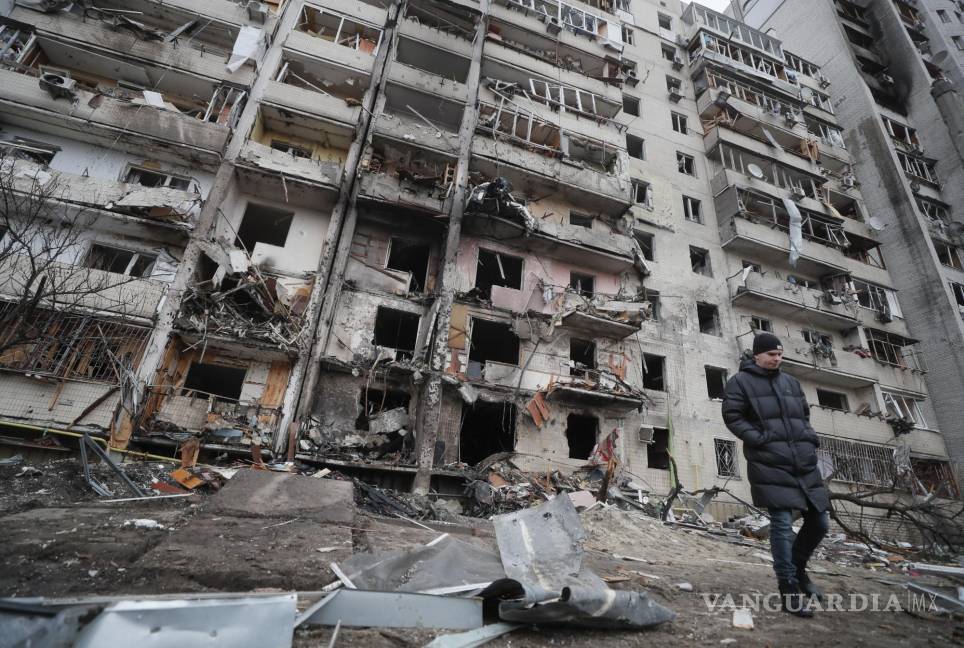 $!Consecuencias de un bombardeo nocturno en una zona residencial de Kiev, Ucrania. EFE/Sergey Dolzhenko