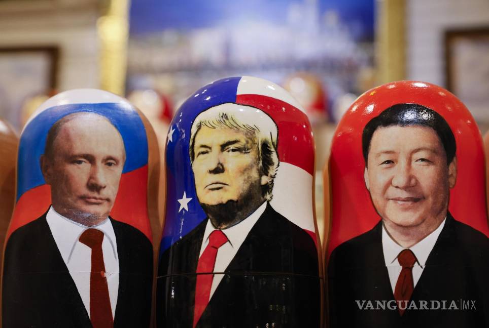 $!Las tradicionales muñecas rusas de madera Matryoshka, que representan al Donald Trump (c), Vladimir Putin (i.) y a Xi Jinping (d) en Moscú, Rusia.