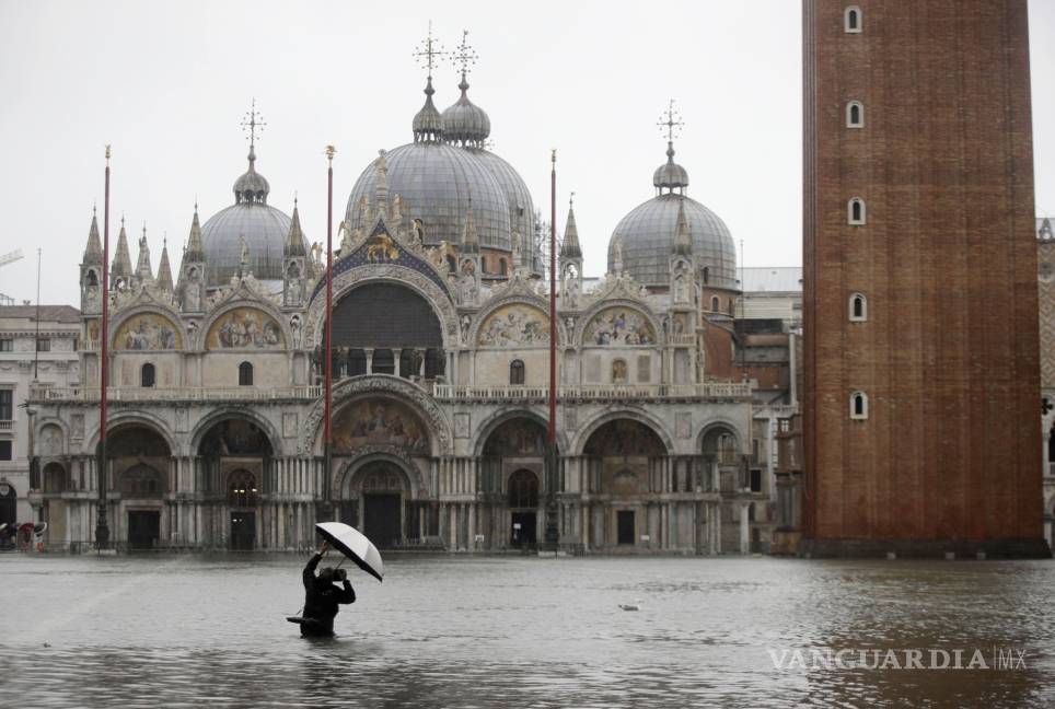 $!Inundación ahoga a Venecia y la pone “de rodillas”, hay una persona muerta