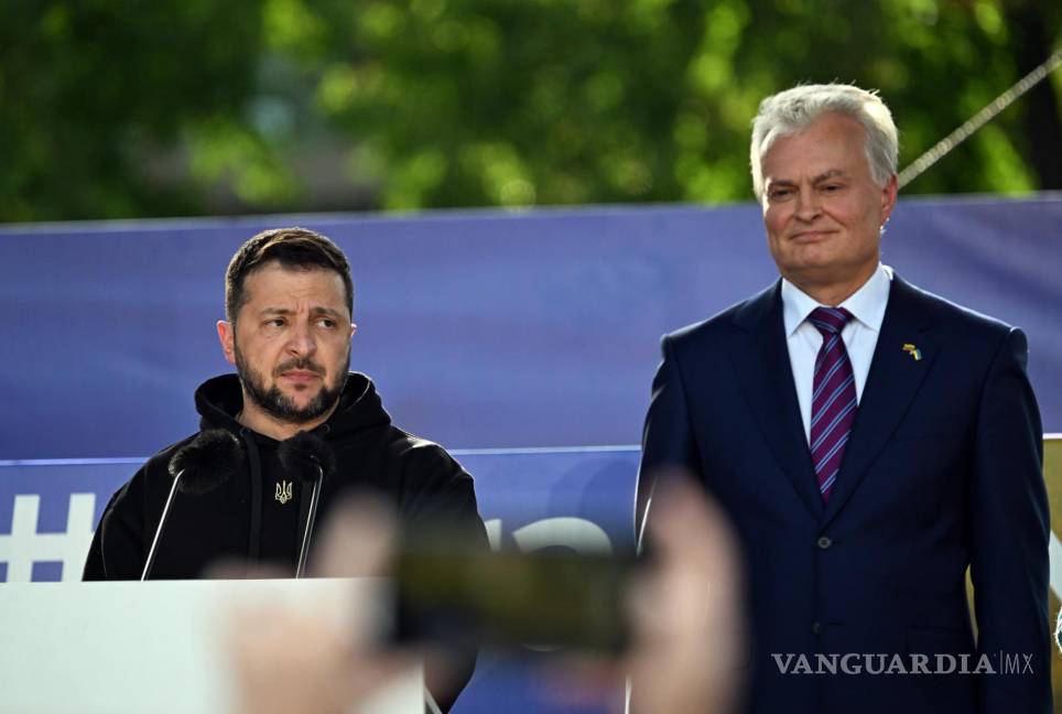 $!El presidente ucraniano, Volodímir Zelenski (i), pronuncia un discurso mientras el presidente lituano, Gitanas Nauseda (d) en Vilnius, Lituania.