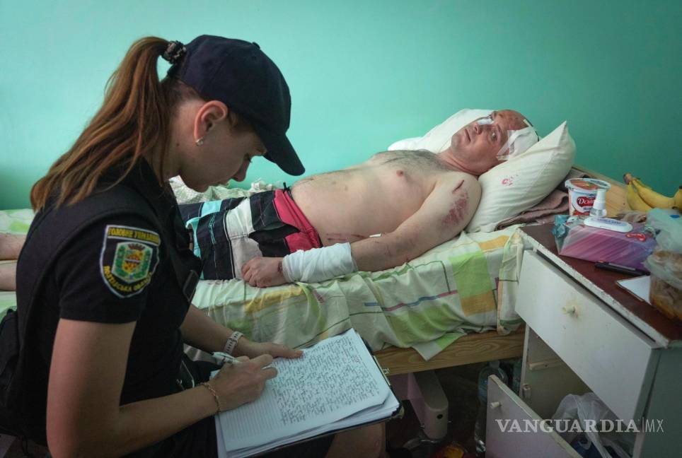 Rescatistas buscan víctimas en centro comercial ucraniano bombardeado por Rusia