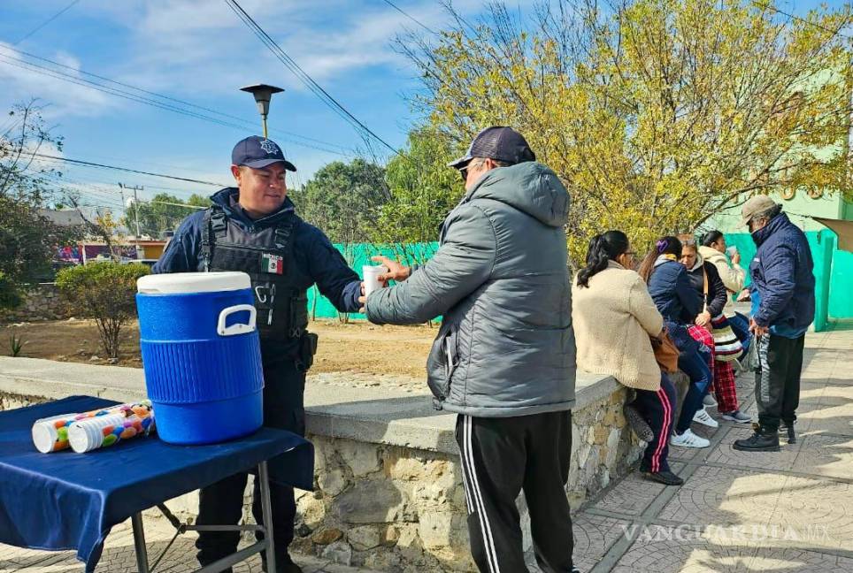 $!Derechohabientes del Hospital Ixtlero fueron sorprendidos por los policías, quienes les llevaron bebidas calientes para mitigar el frío.