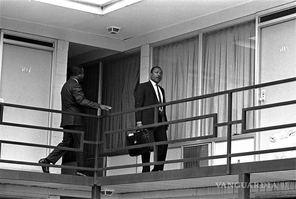 $!El reverendo Martin Luther King, Jr. camina por el balcón del Motel Lorraine en Memphis, el 3 de abril de 1968.