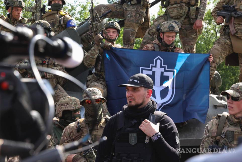 $!Denis Kapustin comandante del Cuerpo de Voluntarios Rusos (c) asiste a una reunión con los medios no lejos de la frontera entre Ucrania y Rusia.