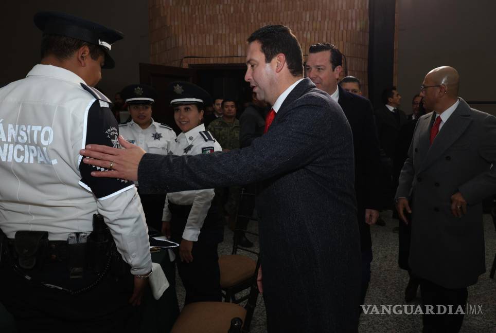 $!Saltillo reconoció a cinco policías destacados por su compromiso, heroísmo y dedicación en el Día del Policía. Uno de los galardones fue entregado póstumamente a un elemento caído en servicio.