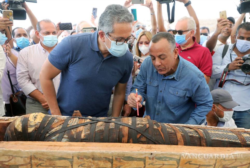 $!Especialistas examinan un sarcófago descubierto en la necrópolis de Saqqara, Giza, Egipto. EFE/EPA/Khaled Elfiqi