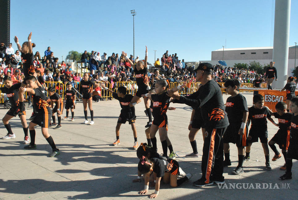 $!Desfilan en Torreón 90 contingentes por aniversario de la Revolución