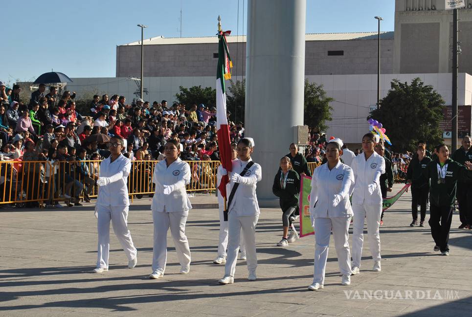 $!Desfilan en Torreón 90 contingentes por aniversario de la Revolución