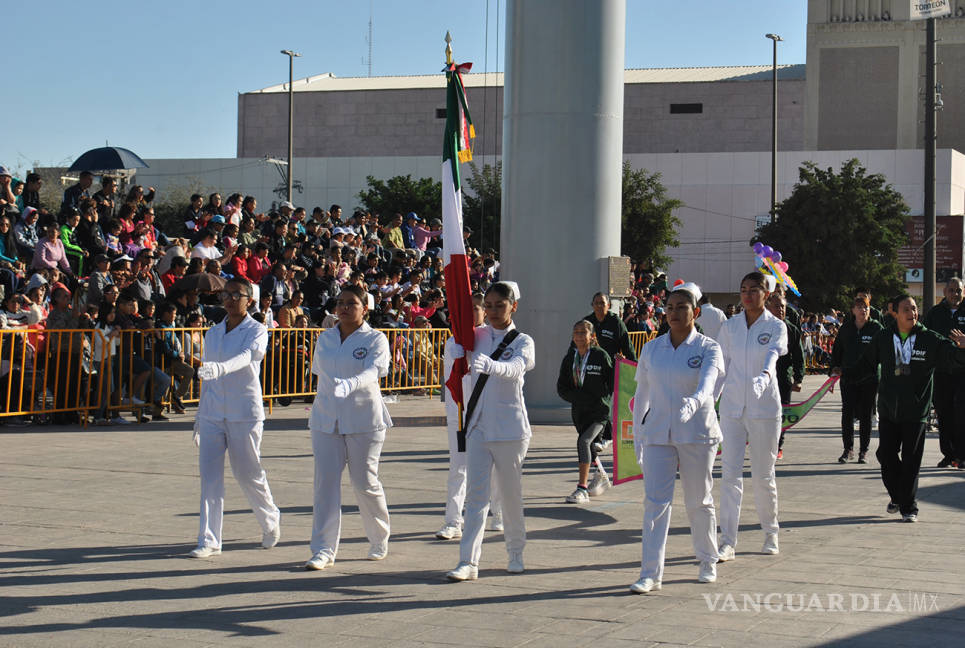 $!Desfilan en Torreón 90 contingentes por aniversario de la Revolución