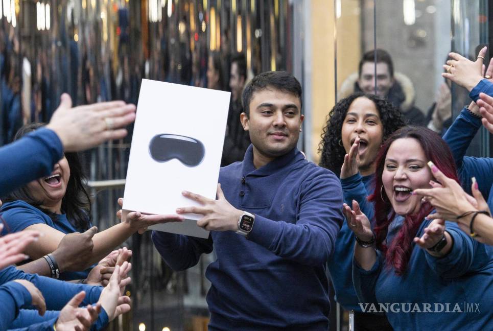 $!El cliente Aarish Syed (c), de Nueva Jersey, es aplaudido por los empleados de Apple con sus auriculares Apple Vision Pro recién adquiridos en Nueva York.