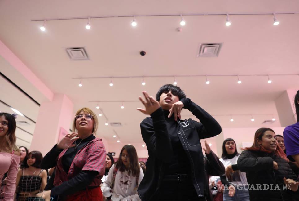 $!Fans hacen largas filas en la apertura de la tienda en México dedicada a la banda surcoreana BTS