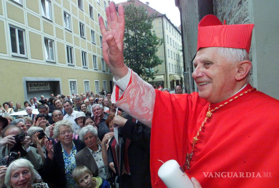 $!El Prefecto para la Doctrina de la Fe del Vaticano, el Cardenal Joseph Ratzinger, que más tarde se convertiría en el Papa Benedicto XVI. AP/Diether Endlicher