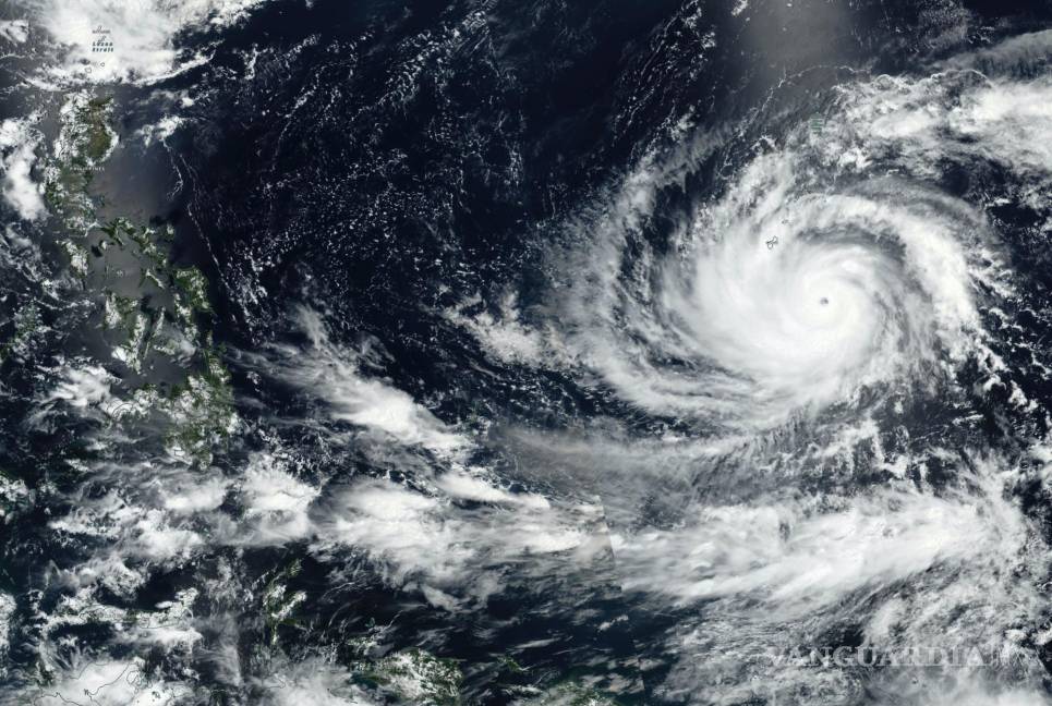 $!Esta imagen satelital suministrada por la NASA muestra el tifón Mawar, una poderosa tormenta que se acerca a Guam, territorio estadounidense en el Pacífico.