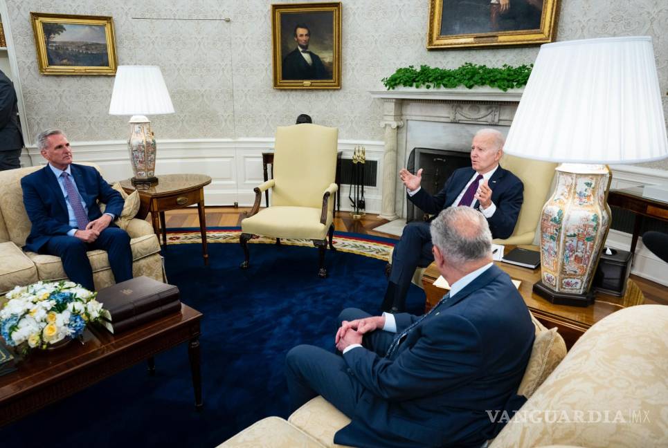 $!Reunión del presidente Joe Biden con el presidente de la Cámara Kevin McCarthy y el líder de la mayoría del Senado Chuck Schumer en la Oficina Oval.