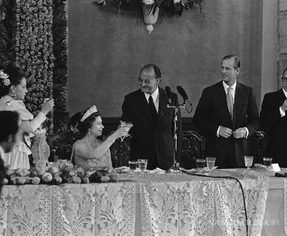 $!En la imagen, la reina Isabel II con el entonces presidente de México, Luis Echeverría y el príncipe Felipe en 1975.