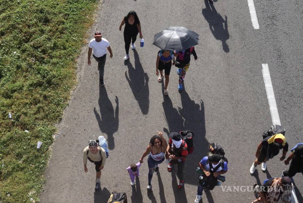 $!Migrantes caminan en caravana rumbo a Estados Unidos en Tapachula, Chiapas.