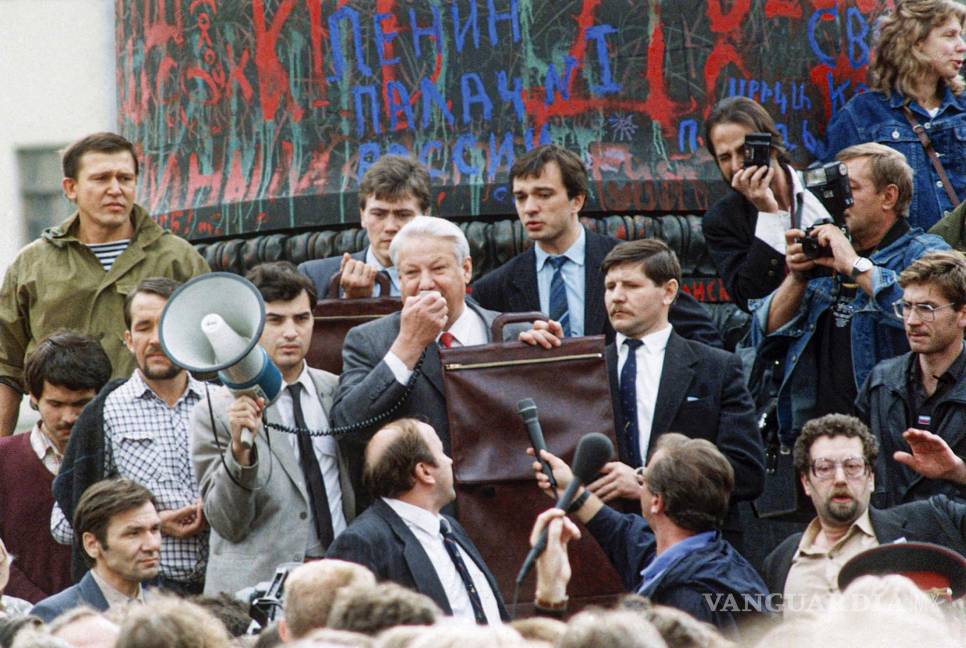 $!En esta fotografía de archivo del viernes 23 de agosto de 1991, el presidente de la Federación de Rusia, Boris Yeltsin, en el centro, usa un megáfono para dirigirse a una multitud que se reunió en la plaza Dzerzhinsky para celebrar el derrumbe de la estatua del fundador de la KGB, Felix Dzerzhinsky, en Moscú, Rusia. AP/Alexander Zemlianichenko