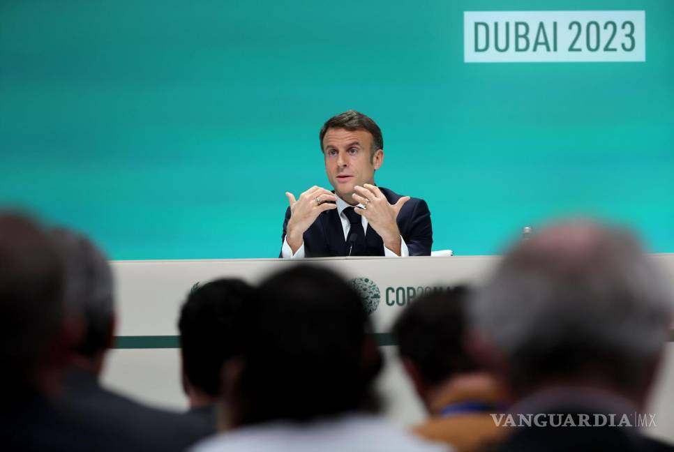$!El presidente francés, Emmanuel Macron, habla durante una conferencia de prensa en la COP28 en la Expo City Dubai en Dubai.