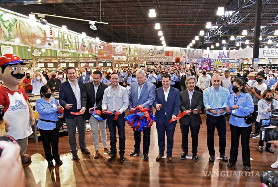 $!Durante la inauguración de Alsuper Plus Lourdes estuvieron presentes David Reséndiz, gerente general Alsuper Plus Lourdes; Armando Castilla, socio de la plaza comercial; Mario Alberto Mata Quintero, director de Fomento Económico y Turismo de Saltillo; y el presbítero Adolfo Parra.