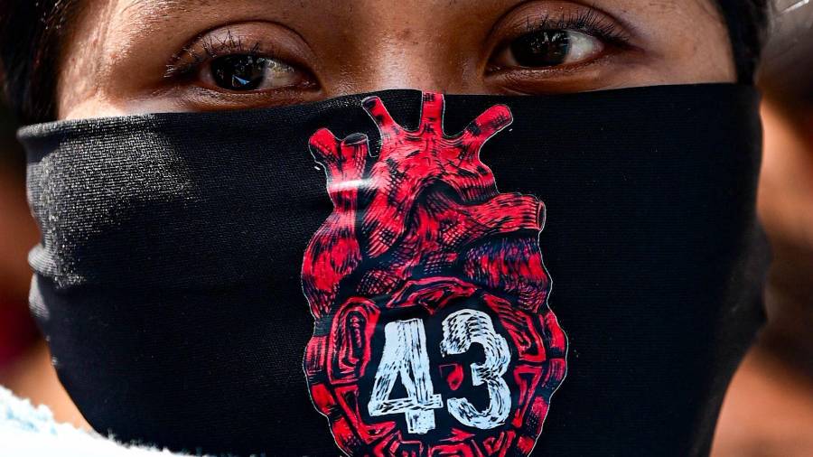 Familiares de los 43 estudiantes de la Escuela Normal Rural “Raúl Isidro Burgos” de Ayotzinapa y estudiantes normalistas reiteraron su demanda de verdad, justicia y esclarecimiento del caso.