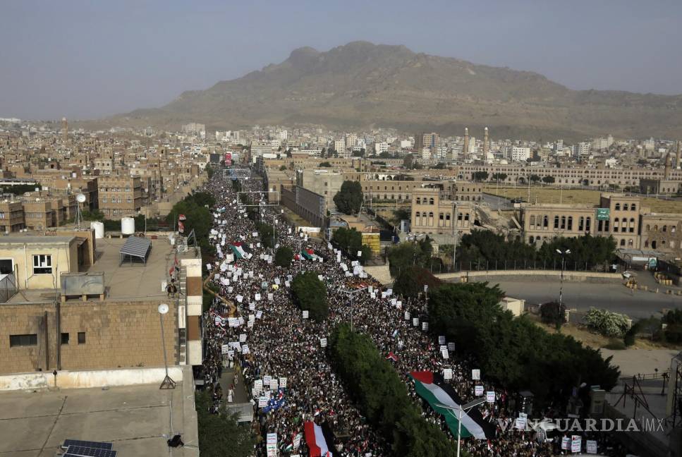 $!Yemeníes asisten a una manifestación para mostrar apoyo a las facciones islámicas palestinas, en Saná, Yemen.