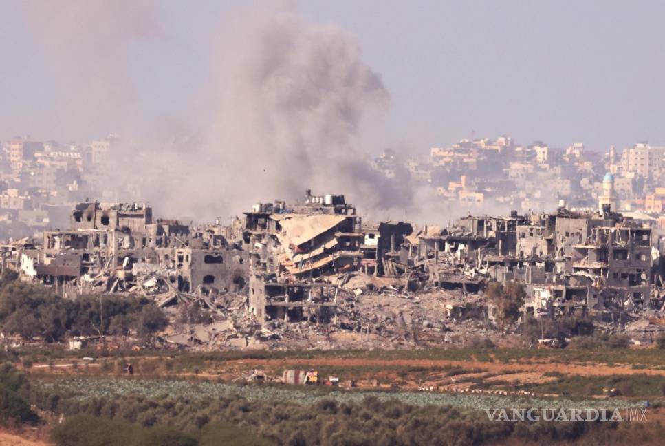 $!El humo sale de los edificios en ruinas en la parte norte de la Franja de Gaza, visto desde Sderot, Israel.