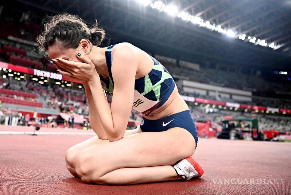 $!Mariya Lasitskene de Rusia celebra tras ganar la final de salto de altura femenino durante los eventos de atletismo de los Juegos Olímpicos de Tokio 2020 en el Estadio Olímpico de Tokio, Japón. EFE