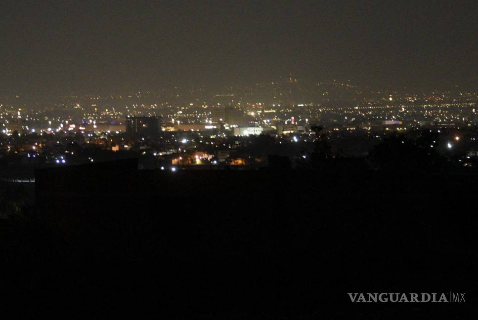 $!Por segundo día consecutivo diversas colonias del Valle de Toluca se quedaron sin luz, debido a un estado de alerta del Sistema Eléctrico Nacional.