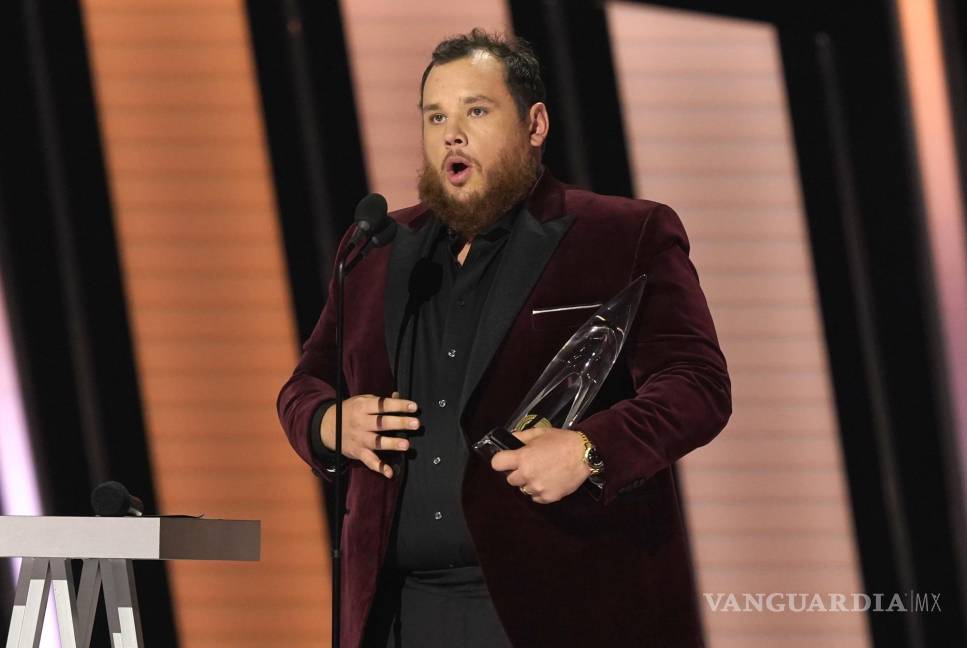 $!Luke Combs recibe el premio al artista del año en la 55ta entrega anual de los Premios CMA de la música country en el Bridgestone Arena en Nashville, Tennessee. AP/Mark Humphrey