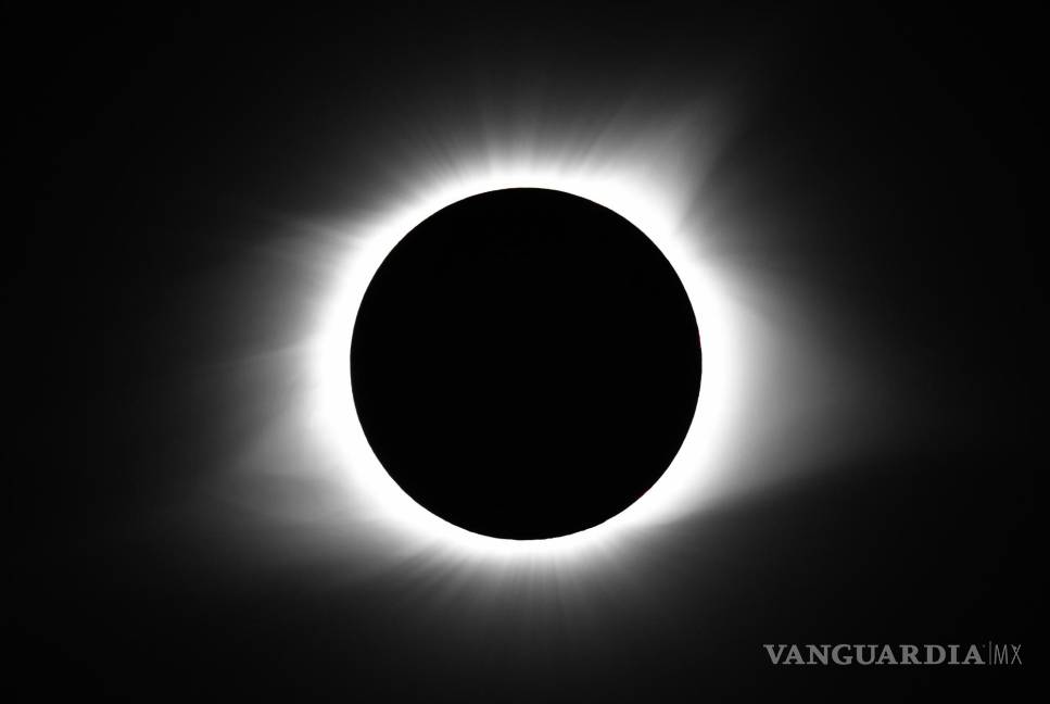 $!La luna cubre el sol durante un eclipse solar total el lunes 21 de agosto de 2017 en Cerulean, Kentucky.