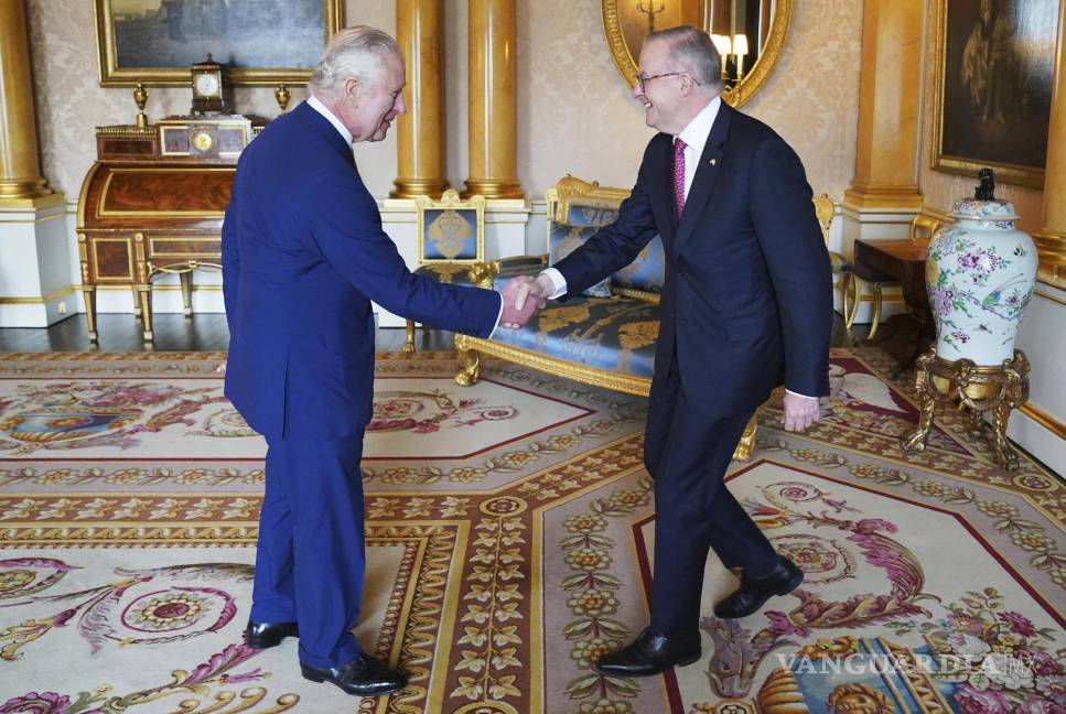 $!Anthony Albanese, primer ministro australiano, es recibido por el rey Carlos III, durante una audiencia en el Palacio de Buckingham en Londres, Gran Bretaña.