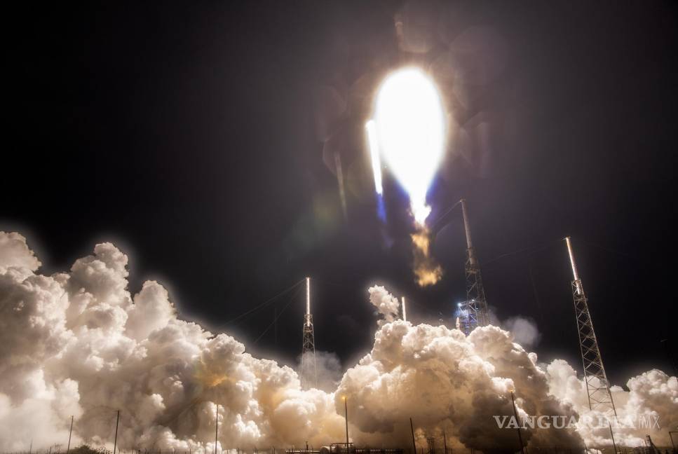 $!La nave espacial PACE de la NASA a bordo de un cohete SpaceX Falcon 9 despega del Complejo de Lanzamiento Espacial 40 en Cabo Cañaveral.