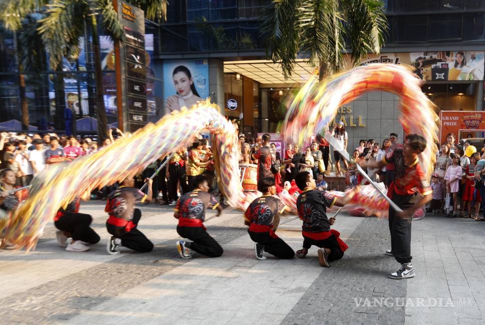 $!Los bailarines realizan una danza del dragón durante la celebración del Año Nuevo Lunar chino en Yangon, Myanmar.