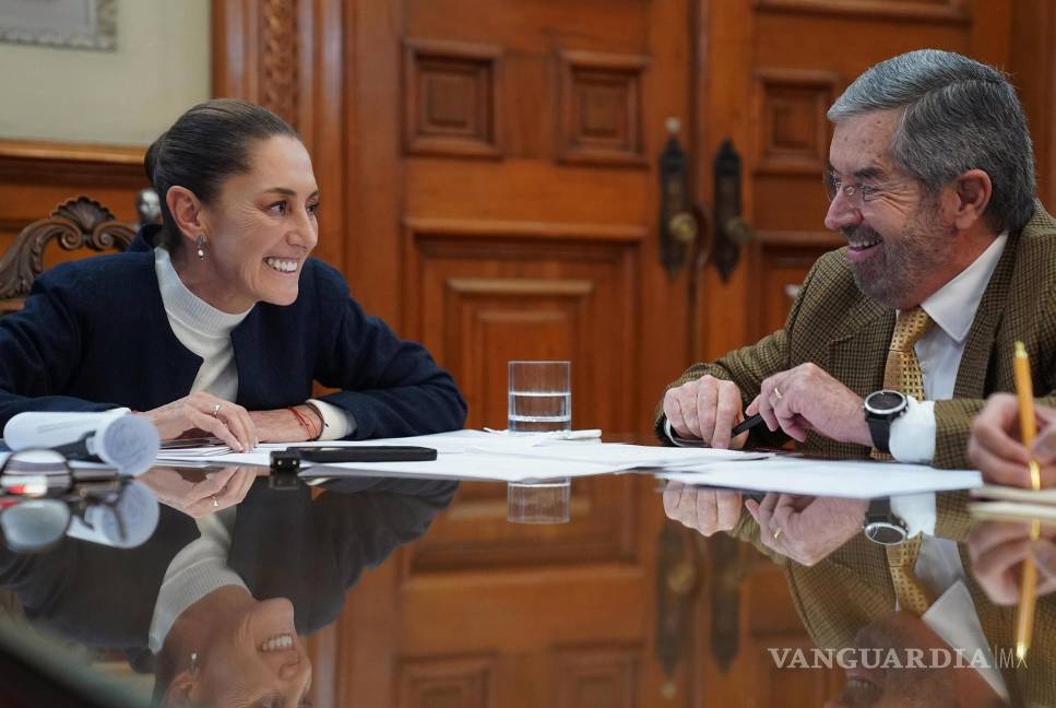 $!La presidenta Claudia Sheinbaum (i) y el canciller Juan Ramón de la Fuente durante una conversación telefónica con el presidente electo Donald Trump.