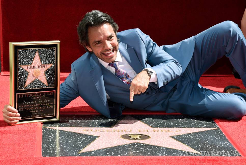 Eugenio Derbez devela su estrella en el Paseo de la Fama