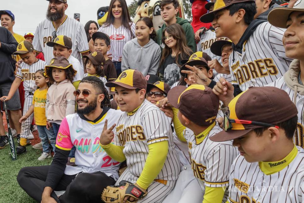 $!Los pequeños de ligas infantiles posaron junto al jugador con sus playeras de los Padres.