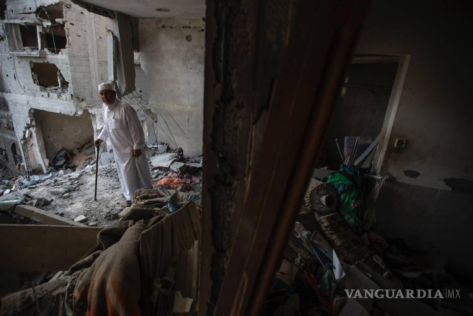 $!Los palestinos buscan entre los escombros de un edificio en el que Khaled Mansour, un destacado militante de la Yihad Islámica, murió tras un ataque aéreo.