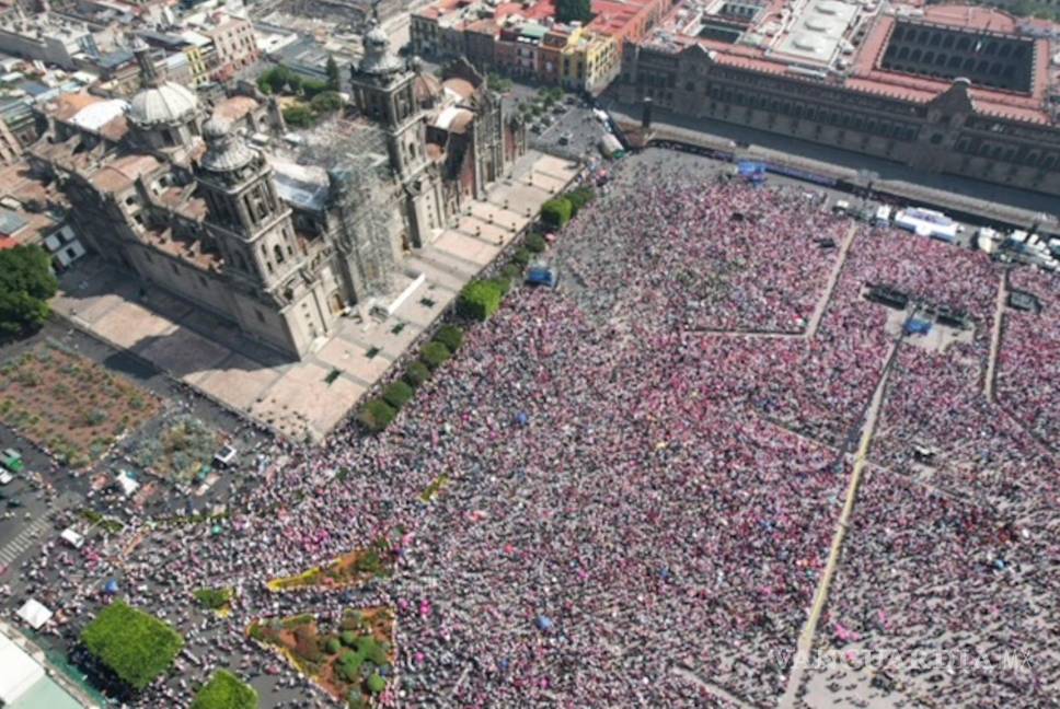 $!Miles de personas asistieron a la movilización “Marcha por la Democracia” en el Zócalo de la CDMX.