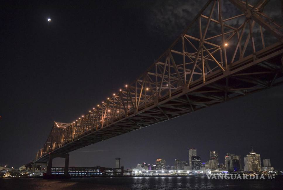 $!Con el puente Crescent City Connection en primer plano, la sombra de la Tierra crea un eclipse lunar casi total durante un período de seis horas, que es el eclipse lunar parcial más duradero en 580 años según la NASA, en Nueva Orleans, Luisiana. AP/Max Becherer/The Advocate