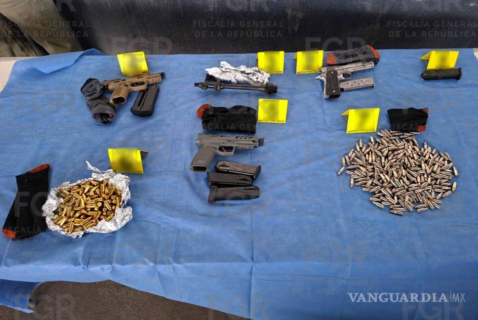 Vinculan a proceso a dos por portación de armas de fuego y delitos contra la salud, en Nuevo León