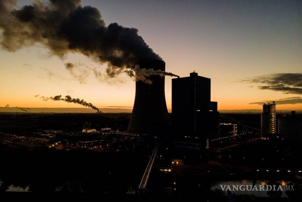 $!Una fotografía aérea tomada con un dron muestra la central eléctrica de carbón Datteln 4 en Datteln, Alemania. EFE/EPA/Friedemann Vogel