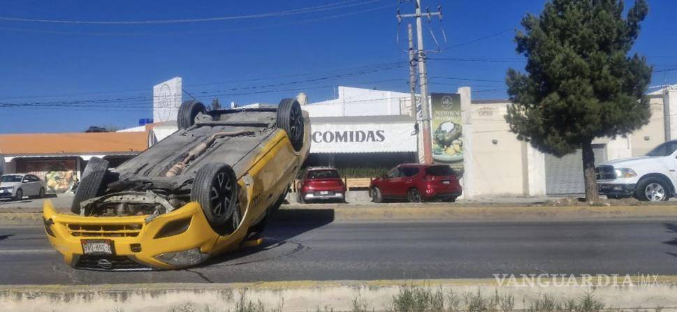 Vuelca taxista al impactarse contra camellón tras presunta falla mecánica en Saltillo