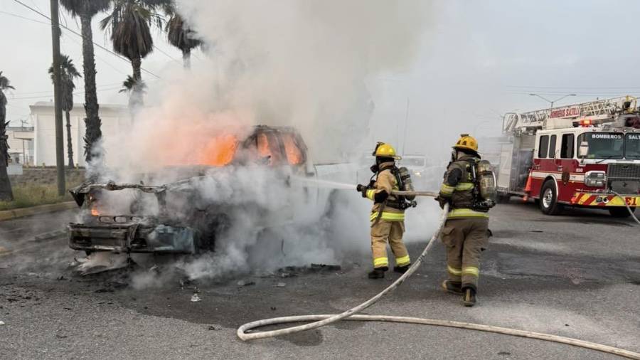 Elementos del Cuerpo de Bomberos acudieron al lugar para realizar las maniobras necesarias y sofocar las llamas que consumían la unidad.