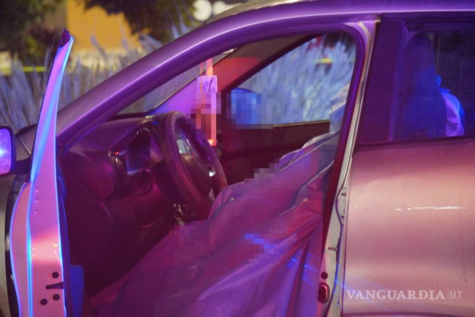 $!Peritos de la Fiscalía recabaron evidencias y trasladaron el cuerpo al Semefo para la necropsia.