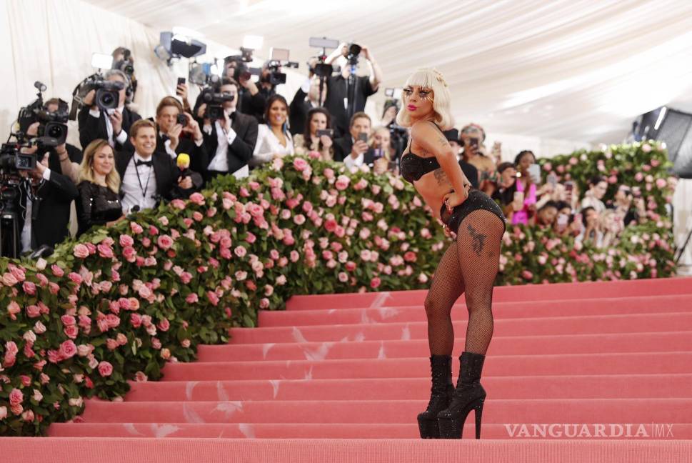 $!La cantante estadounidense Lady Gaga posa en la alfombra roja -que aquí es rosa- de la Gala Met neoyorquina en 2019. EFE/Justin Lane